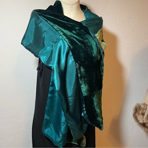 Green velvet satin lined oblong scarf - Picture 5 of 5
